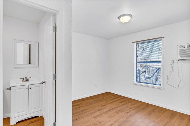Building Photo - Newly Renovated Studio Apartment in Hollis...