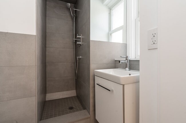 Building Photo - 160 Huron St