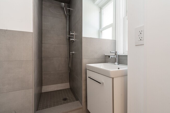 Building Photo - 160 Huron St