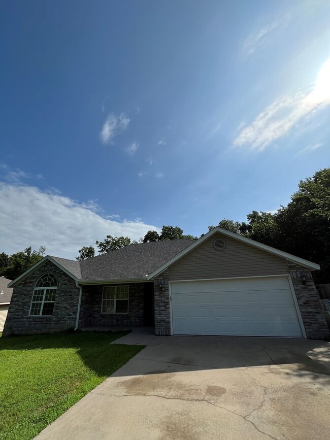 Building Photo - Remodeled 3 bedroom 2 bath home, all new! ...