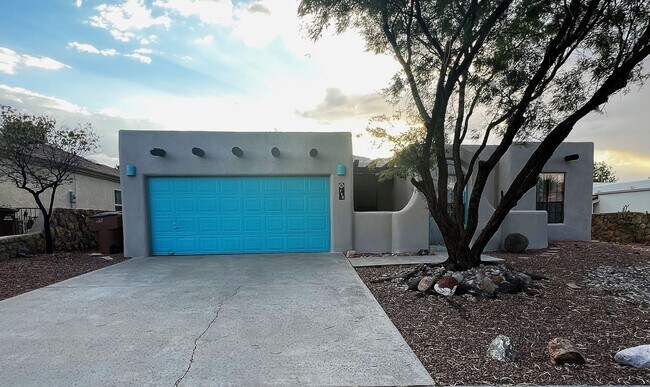 Foto del edificio - Beautiful 3 Bed 2 Bathroom home with Large Backyard