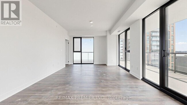 Photo du bâtiment - 2075 Lakeshore Rd.