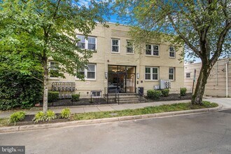 Building Photo - 417 18th St NE