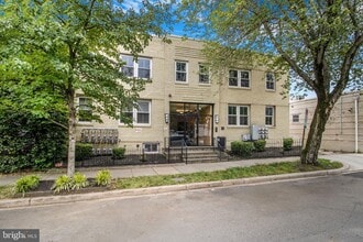 Building Photo - 417 18th St NE