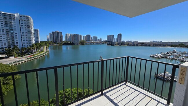 Foto del edificio - 2780 NE 183rd St