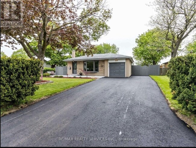 Building Photo - 64 Brookdale Crescent