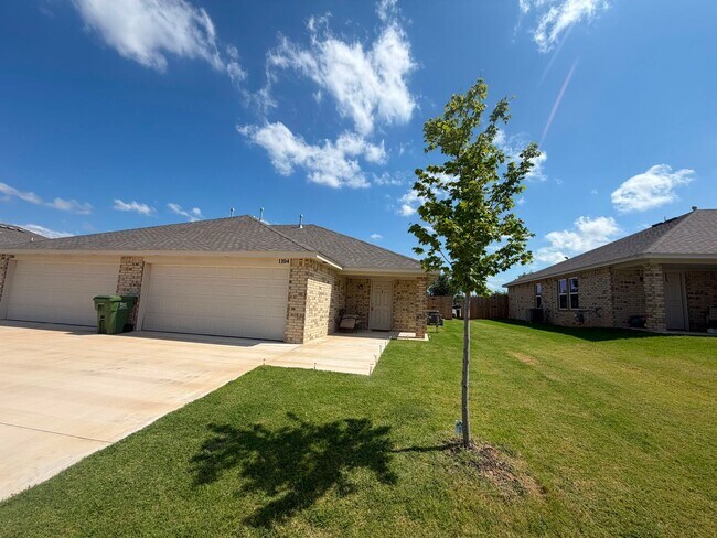 Foto del edificio - Beautiful 3-Bedroom Home in Yukon – Available Now!
