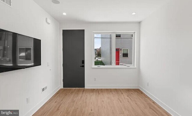 Building Photo - 1546 N Darien St