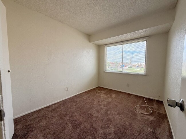 Building Photo - 5039 N 39th Dr