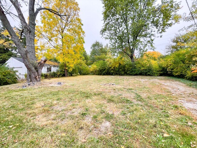Building Photo - Large Backyard