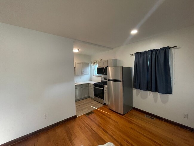 Building Photo - 2 Bedroom 1.5 Bath  house available now!