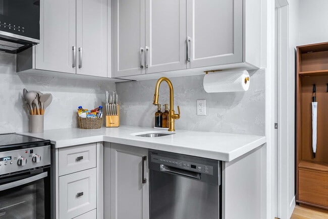 Building Photo - 168 McCaul St