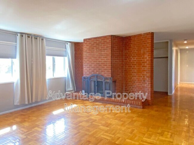 Foto del edificio - 5230 NE Laurel Dr