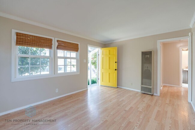 Foto del edificio - Beautiful 2 Bed 1 Bath Front Unit in the Serene Neighborhood of San Dimas!