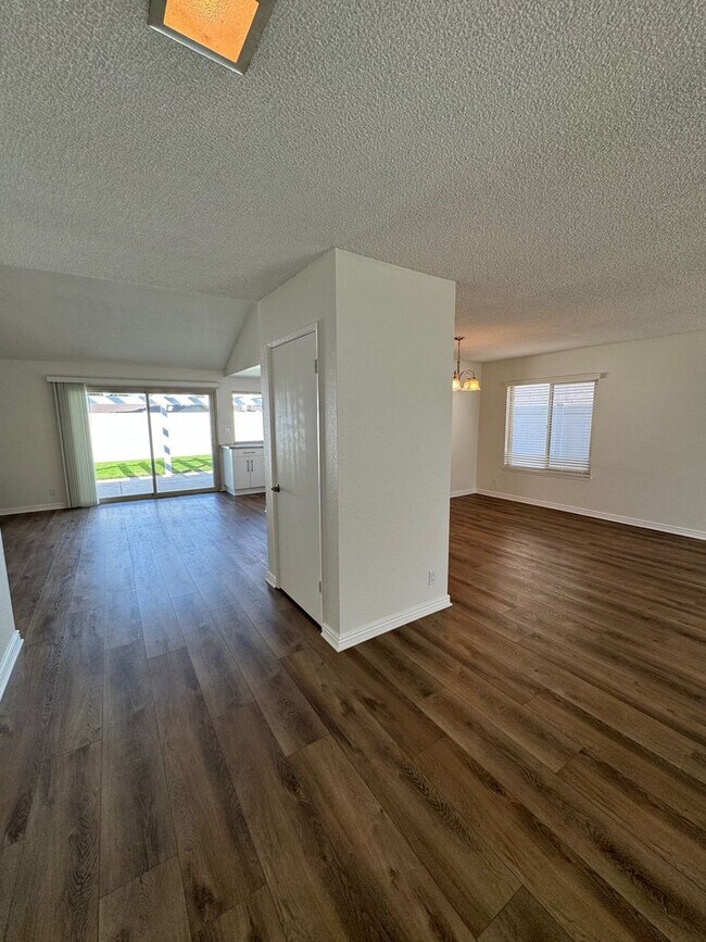 Building Photo - Single Family Home for Rent Oxnard
