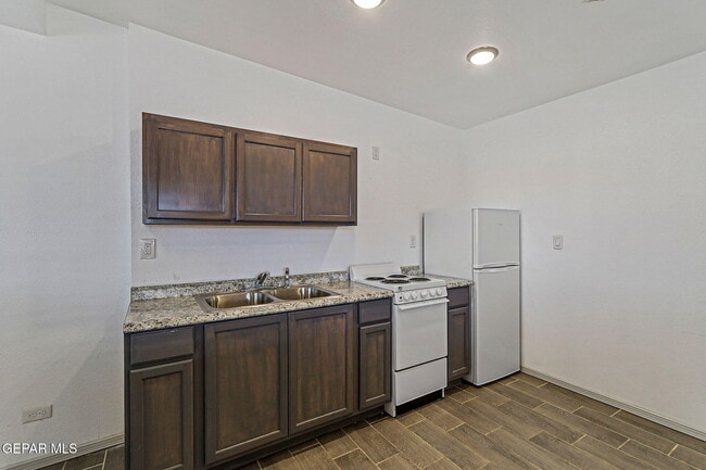 Building Photo - 7921 Lirio Rd