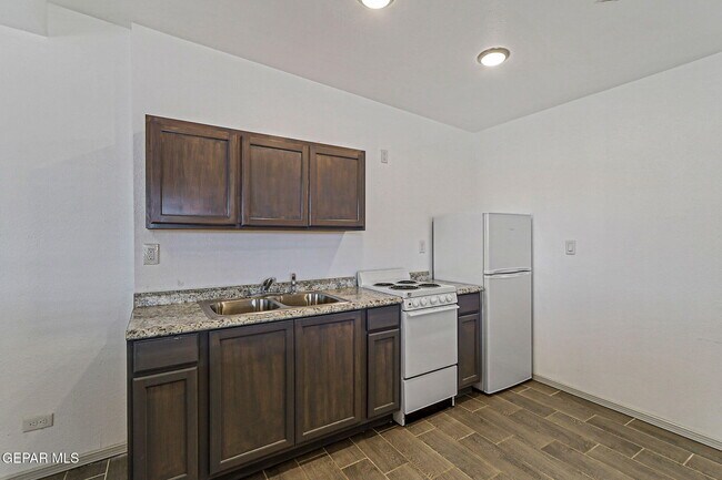 Foto del edificio - 7921 Lirio Rd