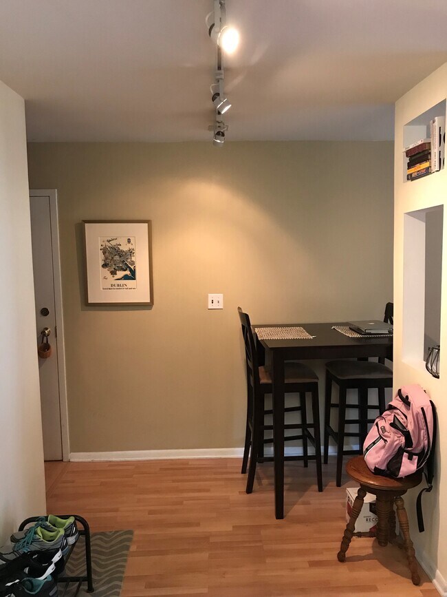 Dining - 435 W Oakdale Ave