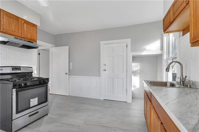 Building Photo - 352 Orms St