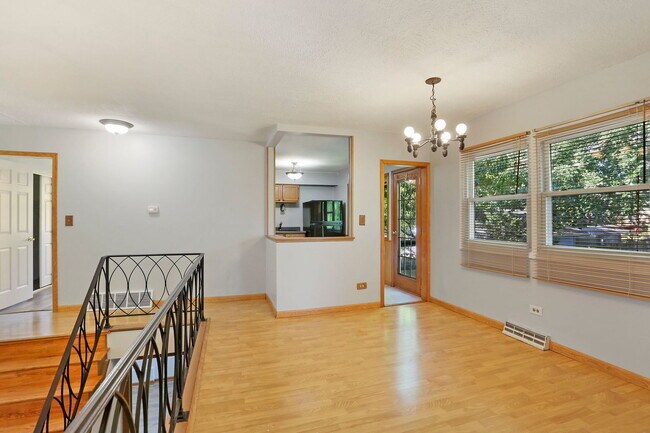 Building Photo - 618 N California Ave