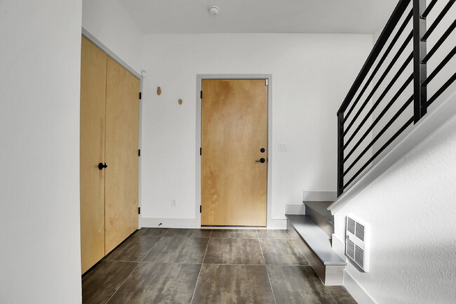 Building Photo - $3,200.00 - 2 Bedrooms, 2.2 Bathrooms, Tow...