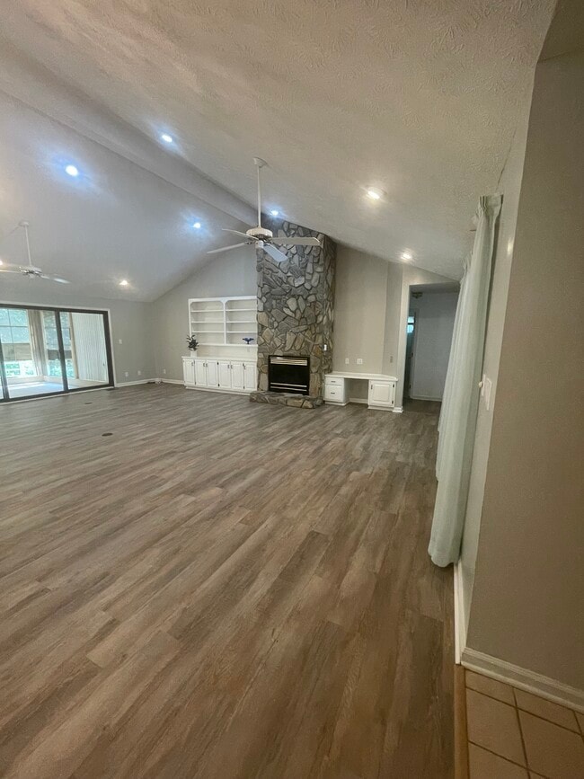 Building Photo - 750 Mimosa Dr