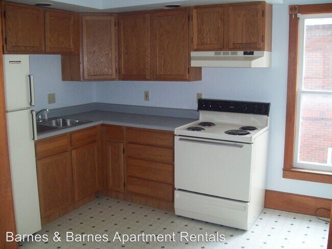 Building Photo - 418 N River St
