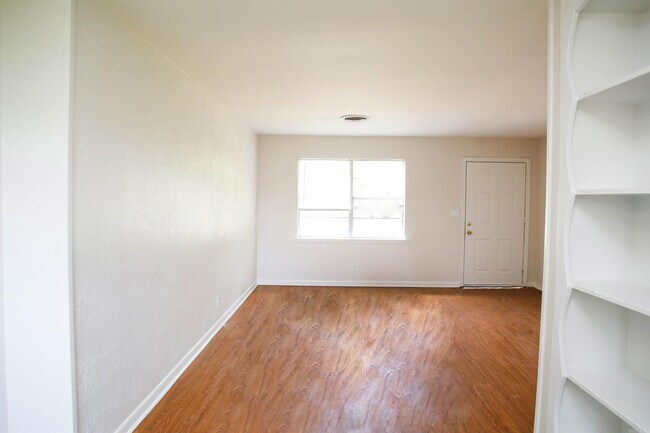 Foto del edificio - 2406 Belmoor Ave