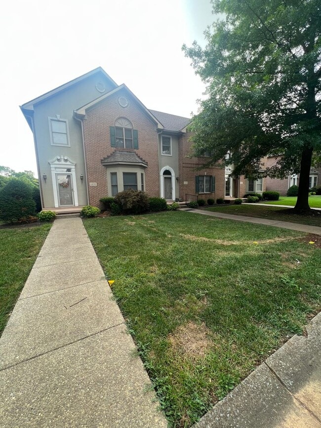 Building Photo - Spacious three bedroom, two and a half bat...
