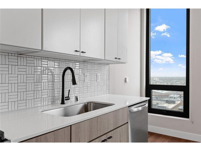 Building Photo - 360 N 5th St