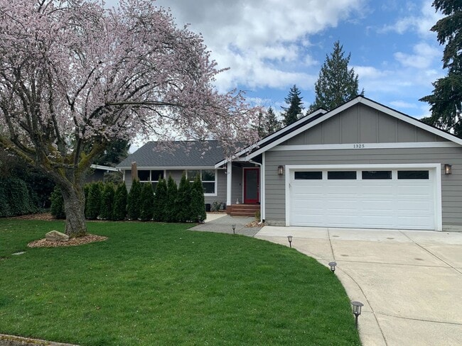 Building Photo - Completely Renovated 4 Bed, 3 bath Bellevu...