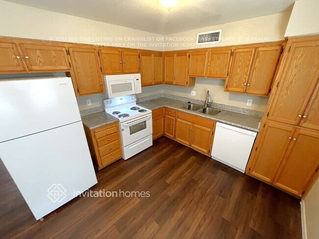 Building Photo - 8435 W Amelia Ave