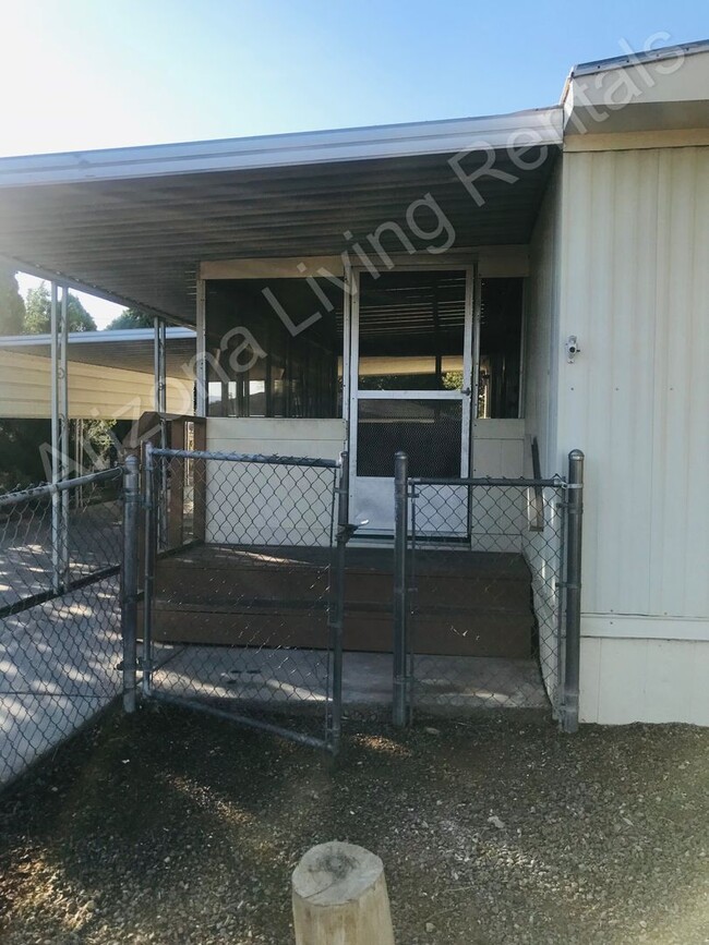 Building Photo - 2 BEDROOM WITH LARGE FENCED YARD