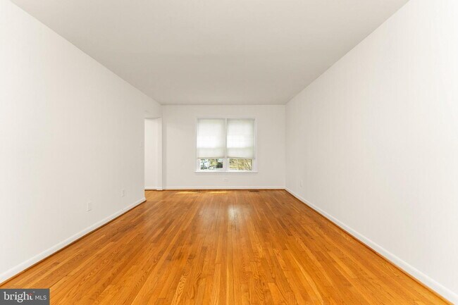 Foto del edificio - Spacious & Stylish North Shore Cluster Home Near Reston Town Center
