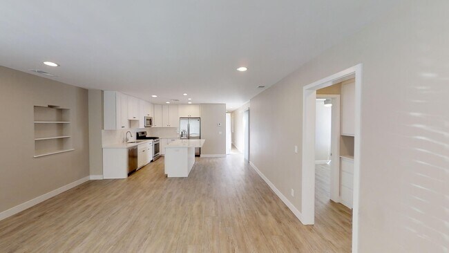 Building Photo - 5BD/3BA, Private Fenced Yard!!
