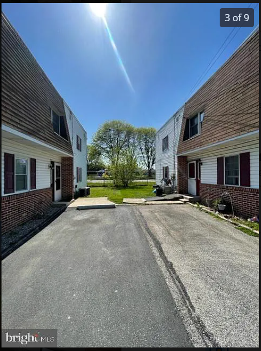 Building Photo - 806 W Oak Ln