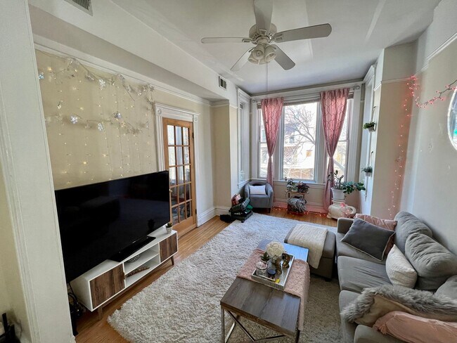 Foto del edificio - 2bed/1bath, PLUS OFFICE in Bucktown! Central Air! Free Laundry!