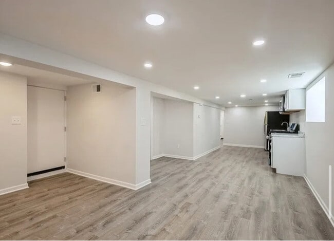 Foto del edificio - 2155 N Mobile Ave
