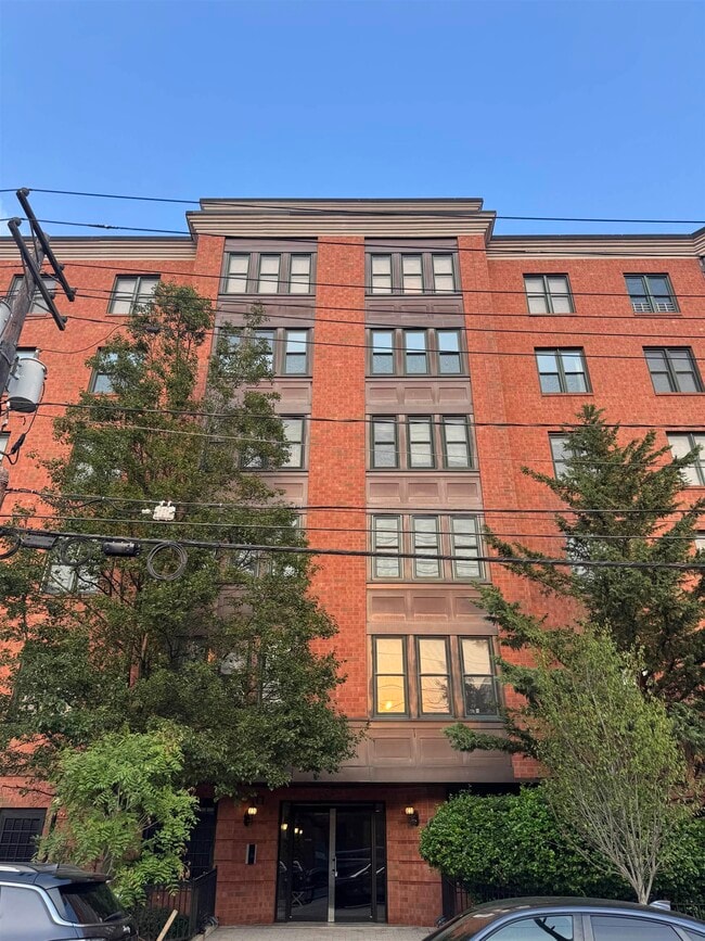 Building Photo - 915 Madison St