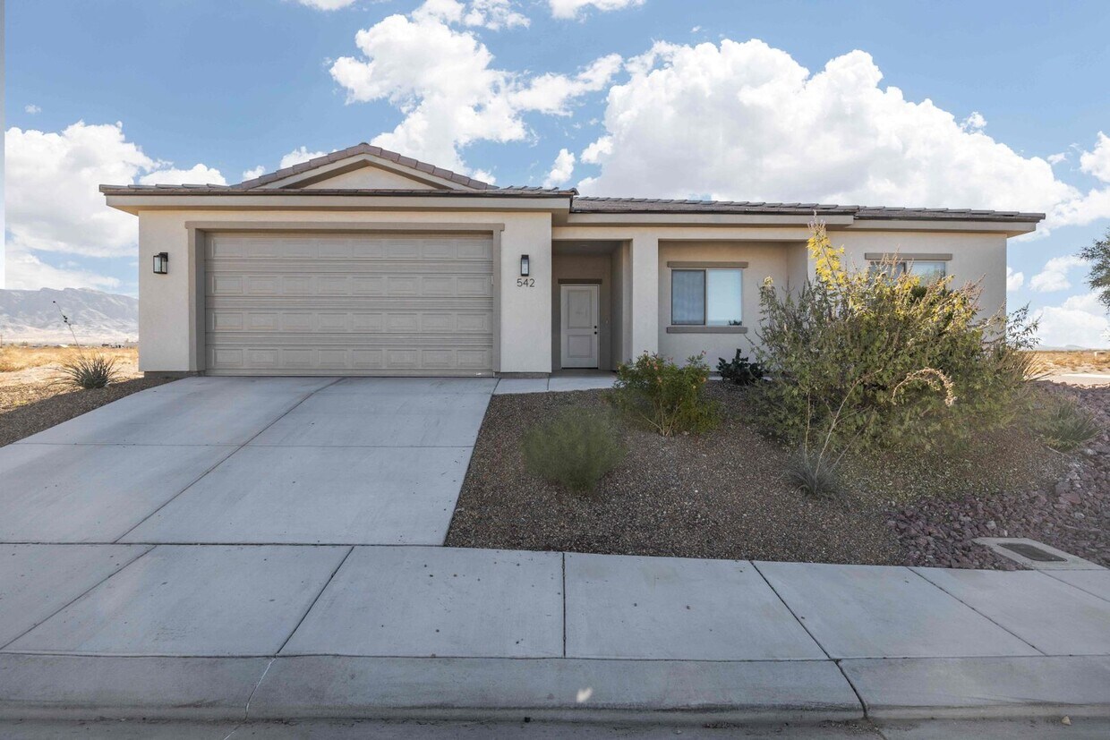 Primary Photo - Newer Home in Shadow Ridge