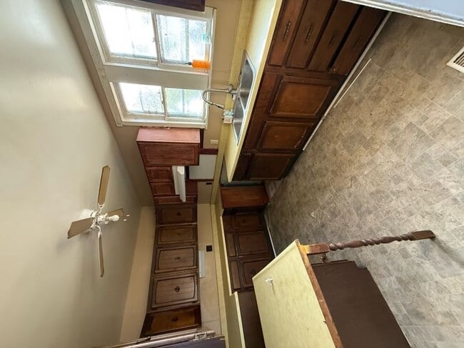 Building Photo - 989 W Packard St