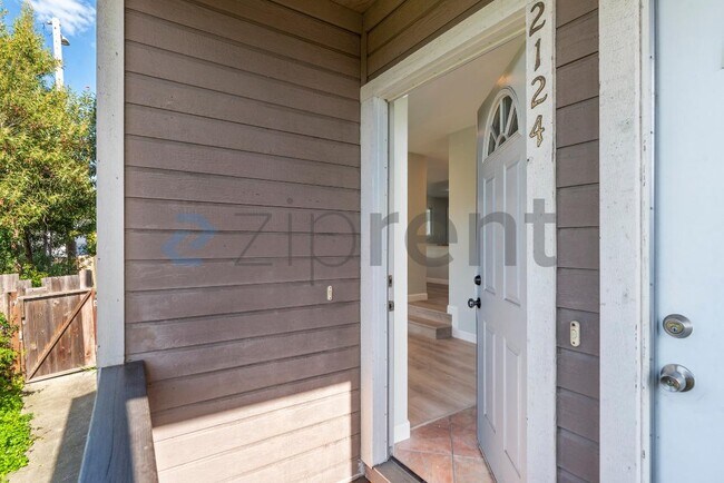 Building Photo - 2124 E 20th St