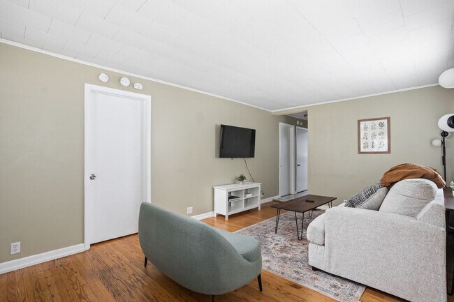 Foto del edificio - 5144 Primrose Ave