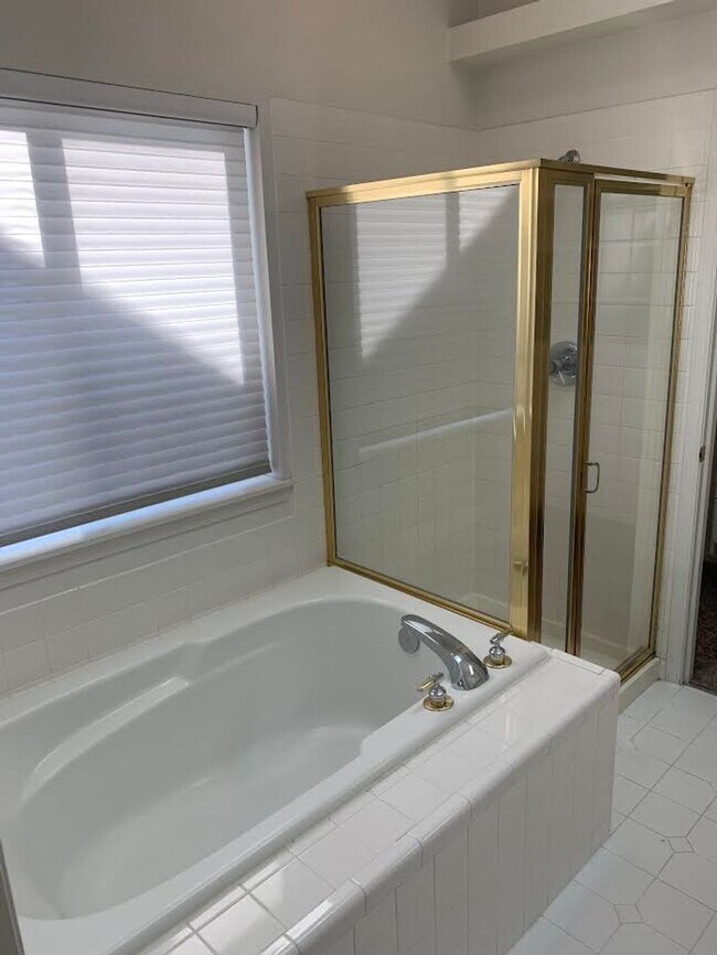 Building Photo - Fantastic Bethany Area Home