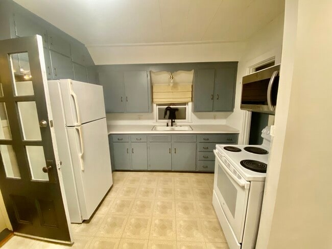 Building Photo - 44 Howie St