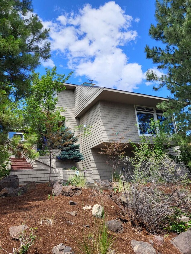 Primary Photo - FULLY FURNISHED - 3 Bed 3 Full bath-office...