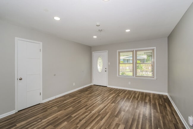 Building Photo - Beautiful Brick Ranch
