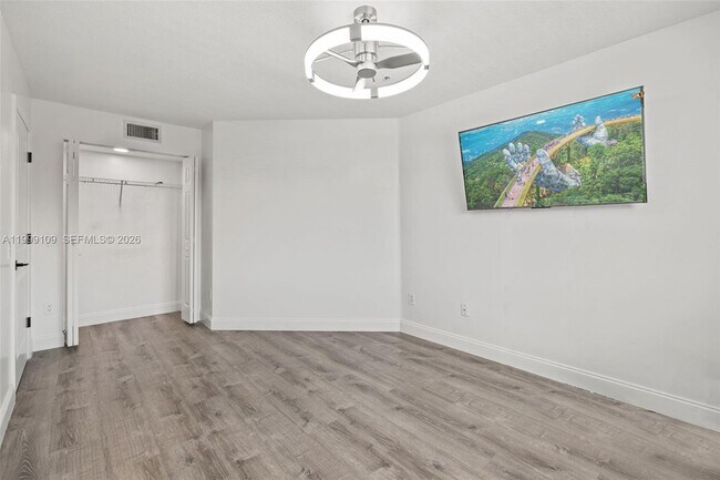 Foto del edificio - 470 S Park Rd
