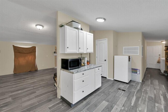 Building Photo - 15635 W Relza Dr