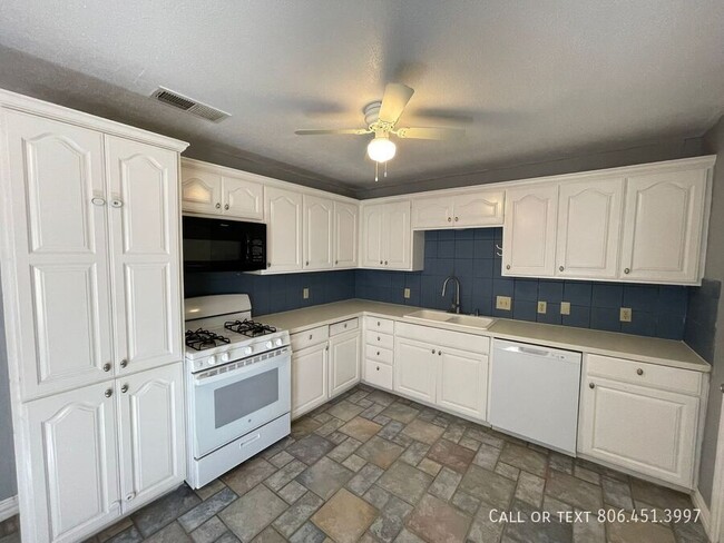 Building Photo - Cute 2/1 with hardwood floors and large ba...